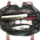 Bolsa tote preta aberta mostrando interior organizado com notebook, pen, power bank, celular e acessórios