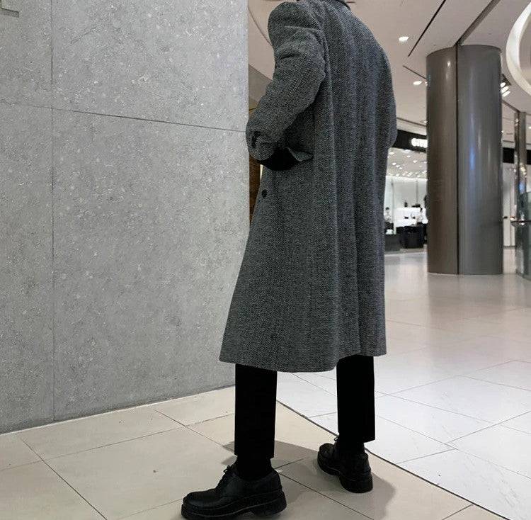 Vista traseira do Sobretudo Masculino Longo Cinza Imperium mostrando caimento e comprimento. Ideal para estilo inglês masculino.