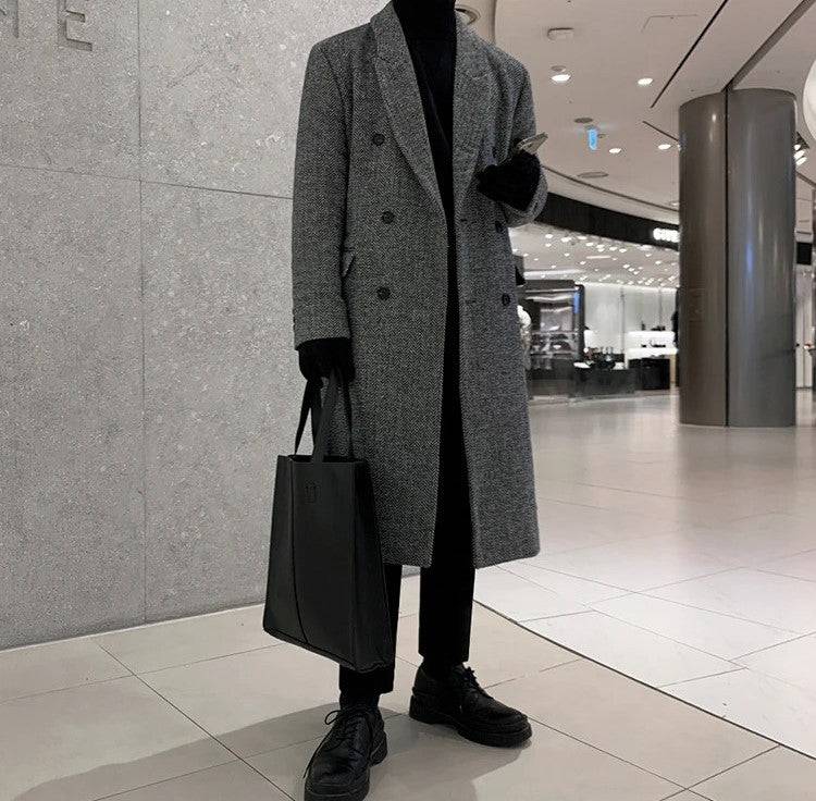 Homem estiloso com Sobretudo Masculino Longo Cinza Imperium e acessórios pretos. Casaco elegante para moda masculina contemporânea.