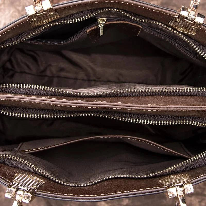 "Bolsa feminina de couro legítimo em tom sofisticado."