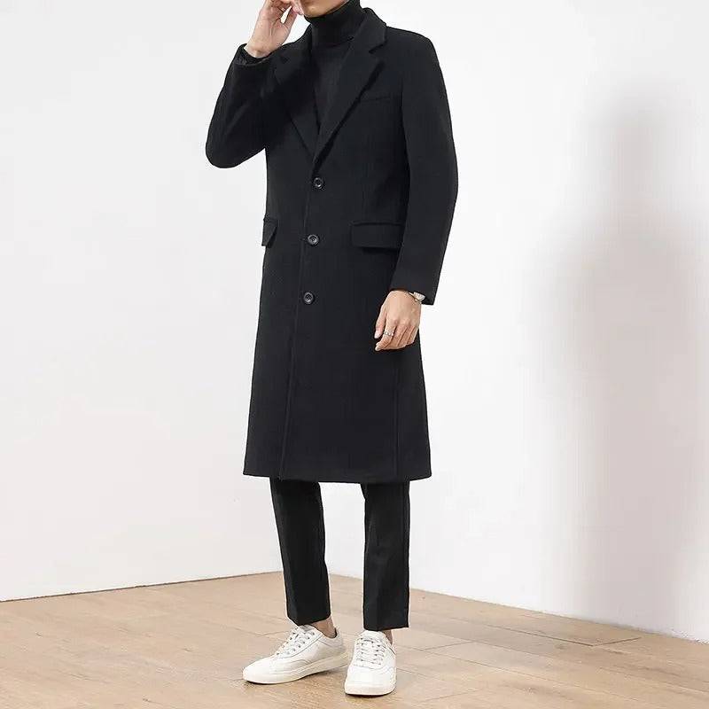 Sobretudo Masculino Longo de Lã Slim preto em visual lateral, combinando com calça social e tênis branco. Estilo casual chic.
