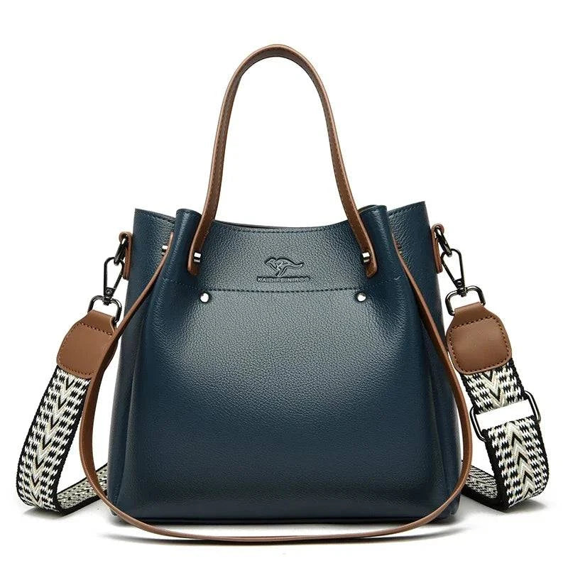 "Bolsa feminina de couro elegante em marrom com alça dupla."