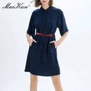 Vestido camiseiro azul-marinho com cinto vermelho estampado