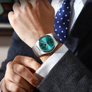 Relógio de aço inoxidável com mostrador verde-água em pulso masculino com terno formal