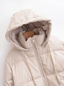 Jaqueta puffer feminina bege com capuz aberto, acolchoado horizontal e forro interno marrom