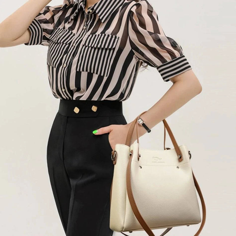 Bolsa feminina de couro elegante em preto com alça dupla.