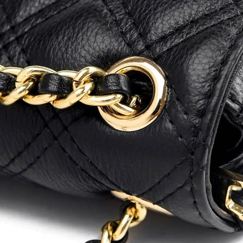 Alt text: Bolsa tiracolo acolchoada preta com corrente elegante e sofisticada.