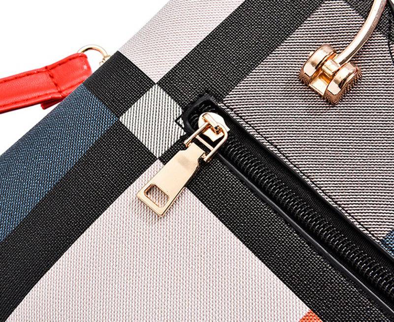 Alt text: Bolsa feminina de couro estruturada em estampa xadrez preto e branco.