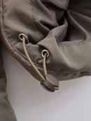 Detalhe de capuz de jaqueta puffer com cordão ajustável e fecho de metal