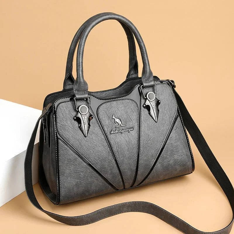 Alt text: Bolsa feminina de couro Monarque em tom marrom elegante.