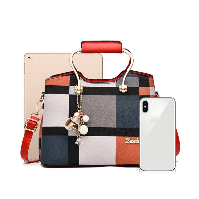 Alt text: Bolsa feminina de couro estruturada com estampa xadrez preta.