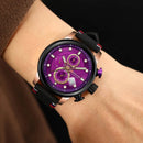 Relógio cronógrafo com mostrador roxo, pulseira de couro preto e detalhes em vermelho