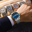Relógio masculino aço inox com mostrador azul e acabamento dourado em pulso