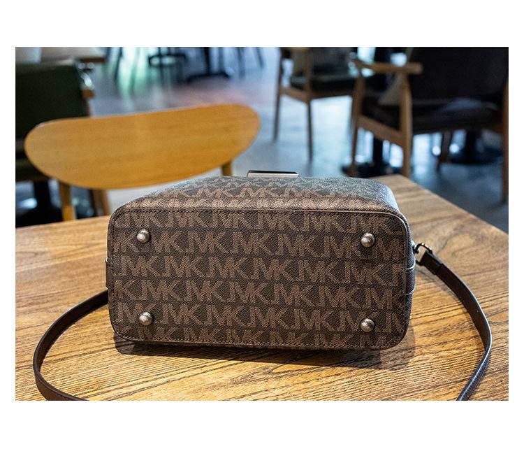 Alt text: Bolsa transversal feminina em couro preto Finesse Vogue elegante.