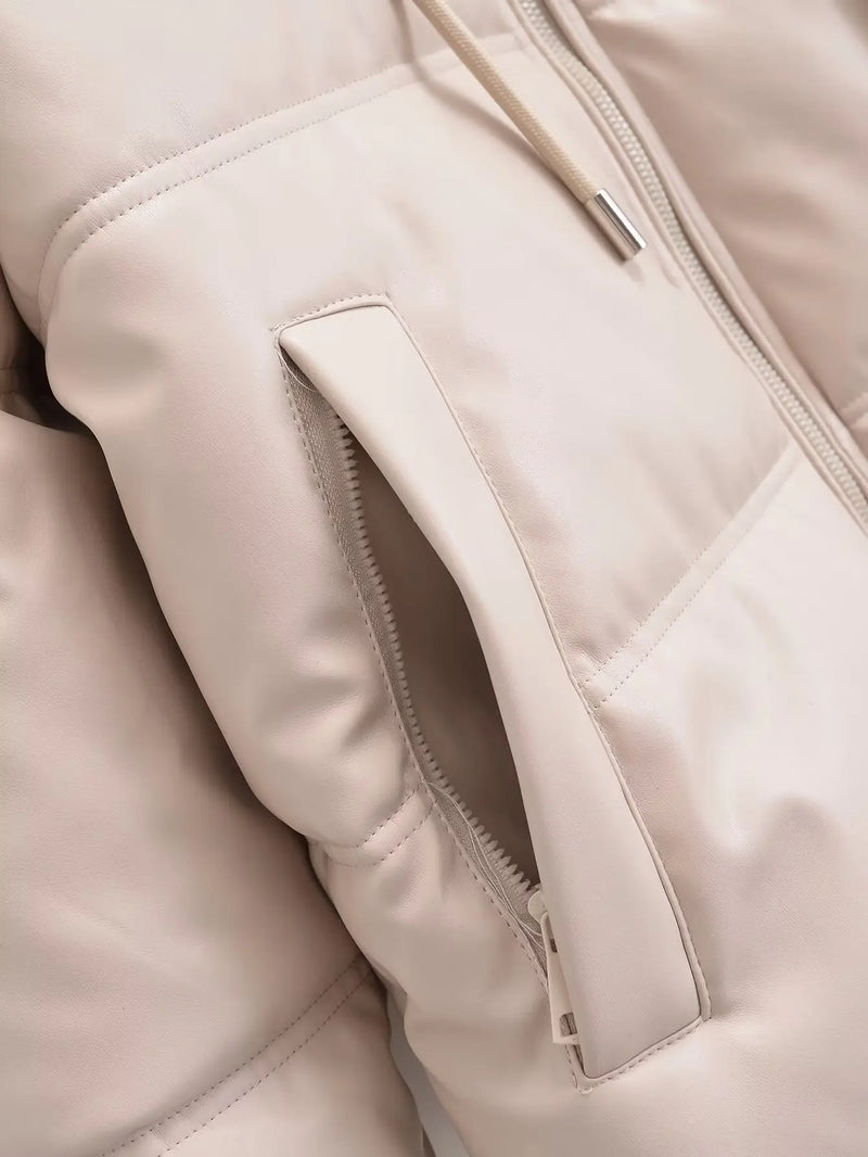 Close-up de uma Jaqueta Puffer Feminina para Inverno bege da Zellum, com um bolso lateral com zíper. O tecido acolchoado fosco e a costura limpa destacam seu estilo minimalista e moderno.