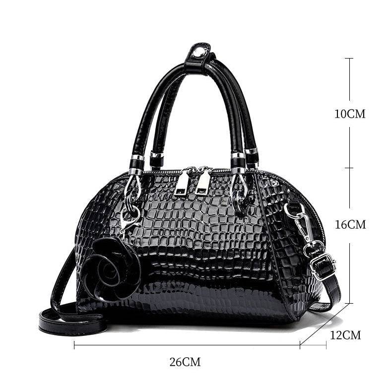 Alt text sugerido: Bolsa de mão em couro texturizado Monarca, cor neutra.