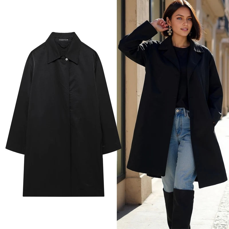 Casaco feminino longo evasê preto Zellum, caimento fluido em A com gola camisa
