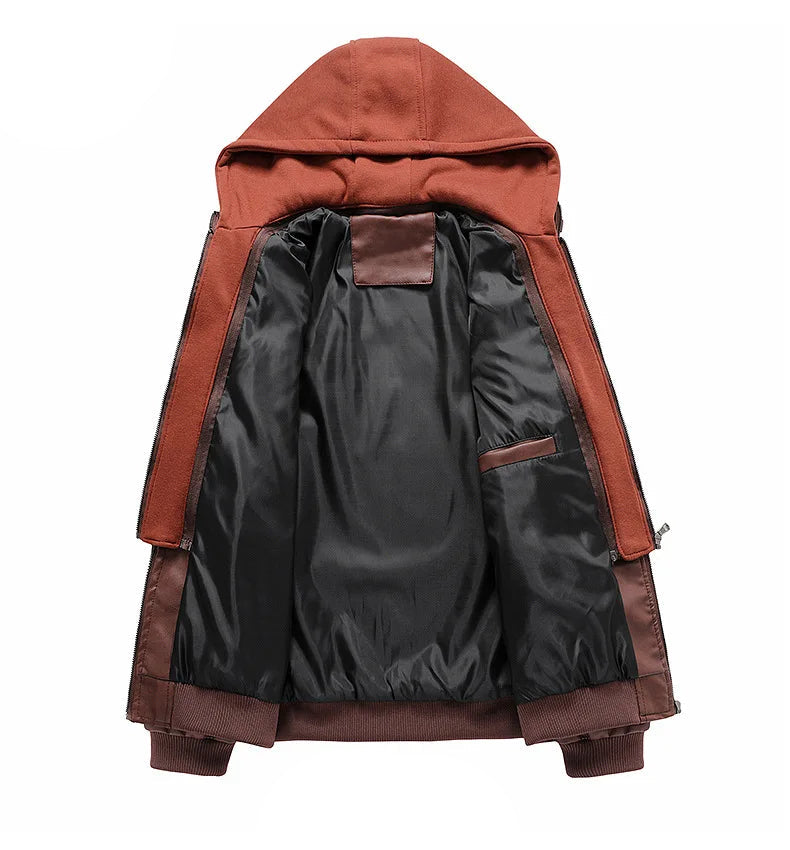 A Zellum Jaqueta de Couro Masculina com Capuz é exibida na horizontal com a frente aberta, forro interno preto, um bolso interno à esquerda, punhos e bainha canelados, capuz grande e tecido externo marrom fosco.