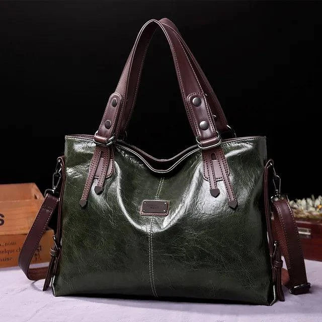 "Bolsa feminina de ombro clássica em couro envernizado preto."