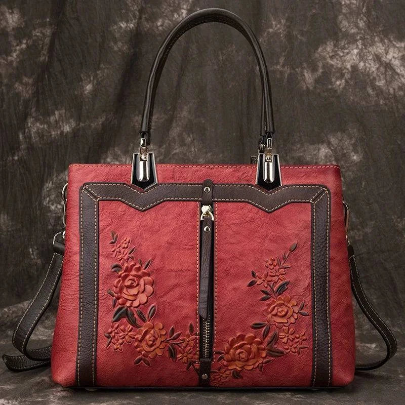 Alt text: Bolsa feminina de couro legítimo na cor marrom sofisticado.