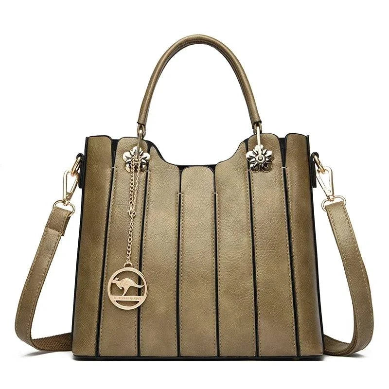 Alt text: Bolsa tote feminina em couro opale marrom claro.