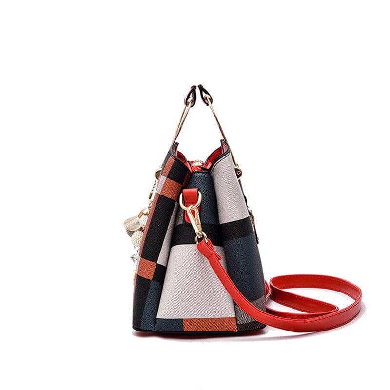 Alt text: Bolsa feminina de couro estruturada com estampa xadrez em tons neutros.