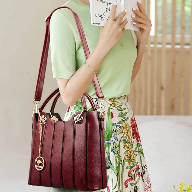 "Bolsa Tote feminina em couro opale, elegante e espaçosa."
