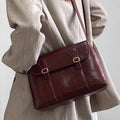 Alt text: Bolsa Satchel Feminina em Couro Marrom Claro, elegante e versátil.