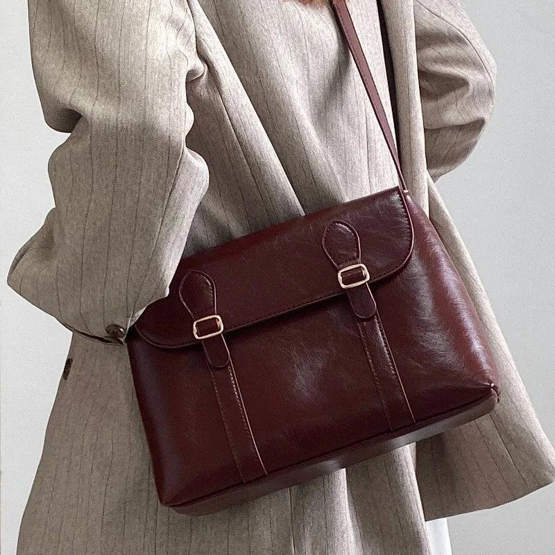 Alt text: Bolsa Satchel Feminina em Couro Marrom Claro, elegante e versátil.