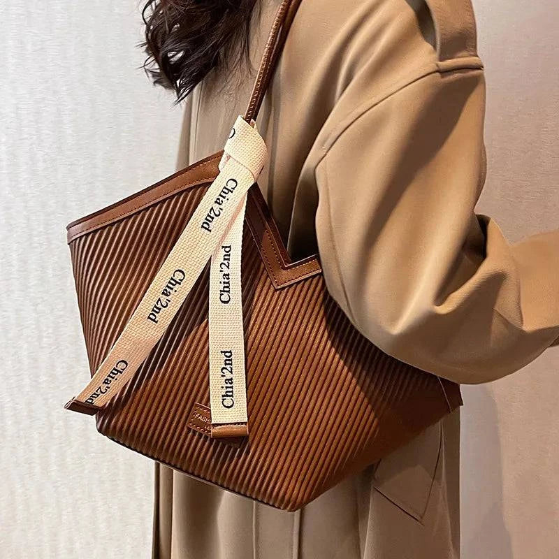"Bolsa tote feminina em couro royale marrom elegante"