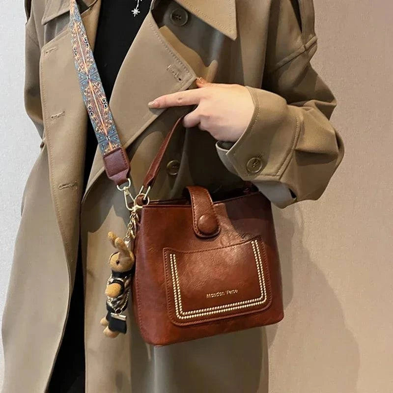 Bolsa Tote Feminina Transversal Pequena em tom neutro.