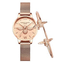 Relógio feminino rose gold com abelha no mostrador e pulseira de malha, acompanhado de dois pingentes abelha