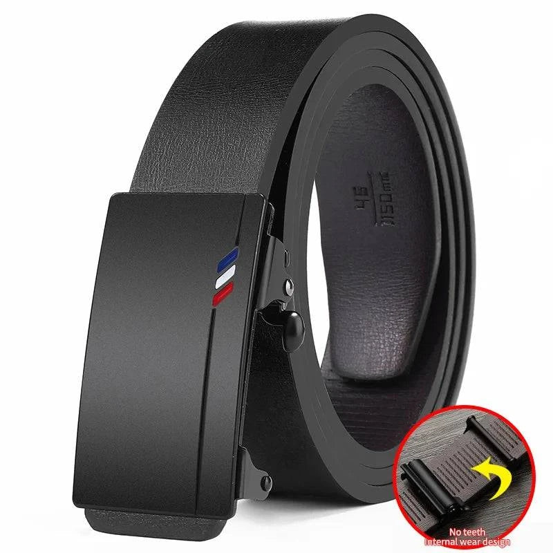 Cinto de couro masculino marrom com fivela elegante.