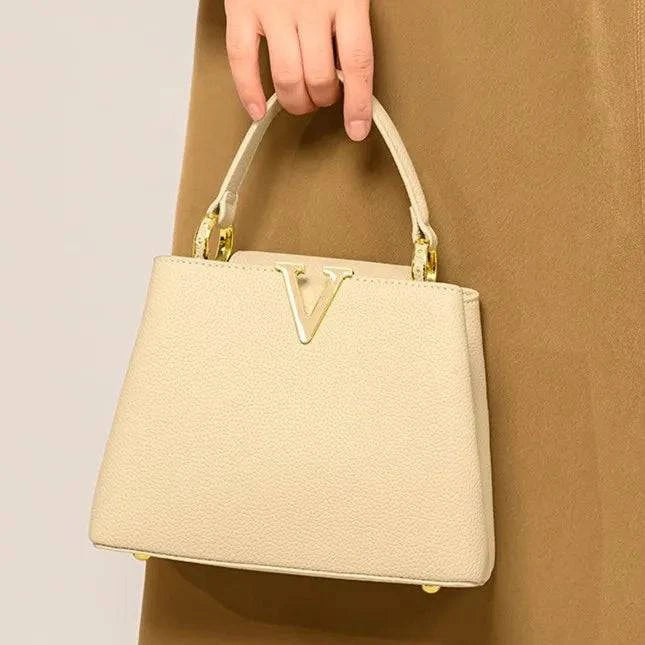 Alt text: Bolsa feminina de couro celeste elegante e sofisticada.