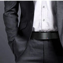 Cinto de couro preto com fivela retangular em look social masculino