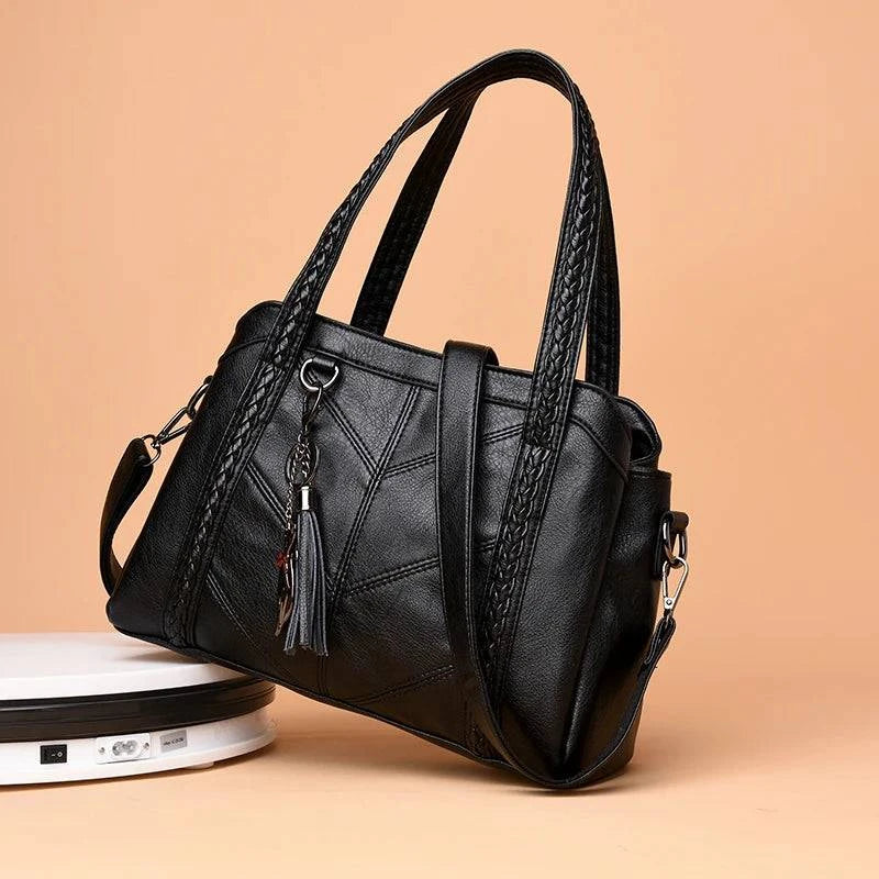 Alt text: Bolsa Tote Estruturada em Couro Marrom com Alça Adicional.