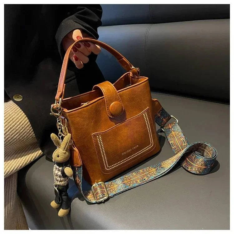 Bolsa Tote Feminina Transversal Pequena Cristalle em tom neutro.