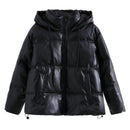 Jaqueta puffer feminina preta com capuz ajustável, zíper frontal e costura acolchoada horizontal