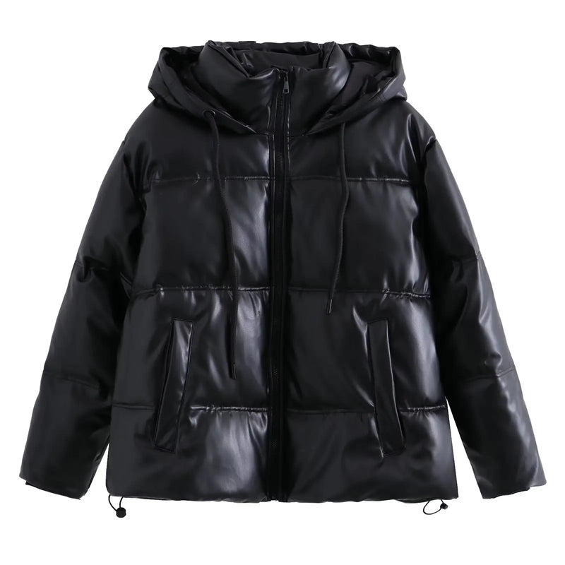 A Jaqueta Puffer Feminina para Inverno da Zellum é feita de couro sintético brilhante, com capuz ajustável, zíper frontal, dois bolsos inclinados, costura horizontal aparente e mangas longas levemente dobradas.