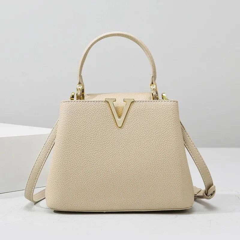 Alt text: Bolsa feminina de couro celeste elegante e sofisticada.