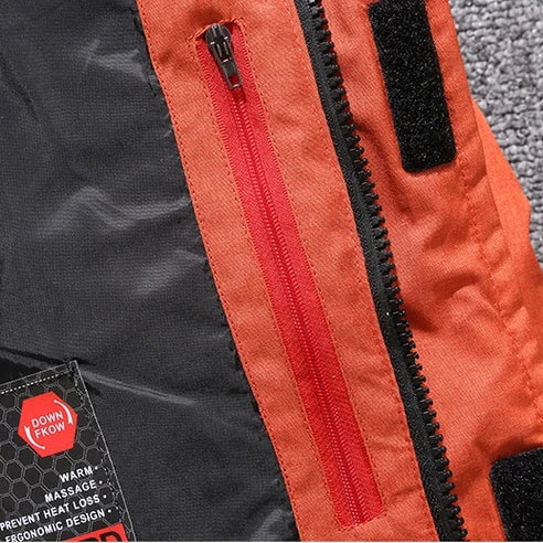 Um close-up da Jaqueta Masculina Parka Acolchoada com Capuz e Zíperes Táticos da Zellum destaca um bolso com zíper vermelho, tiras de velcro pretas, parte de um painel texturizado e uma etiqueta DOWN F/KON parcialmente visível com detalhes de design ergonômico e aconchegante.