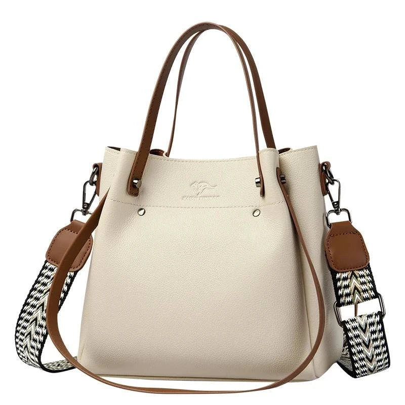 "Bolsa feminina de couro elegante em tom neutro com alça dupla"