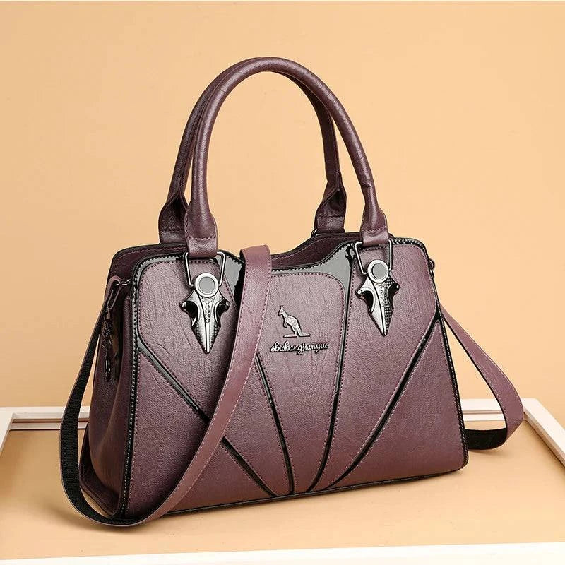 Alt text: Bolsa feminina de couro Monarque na cor marrom elegante.