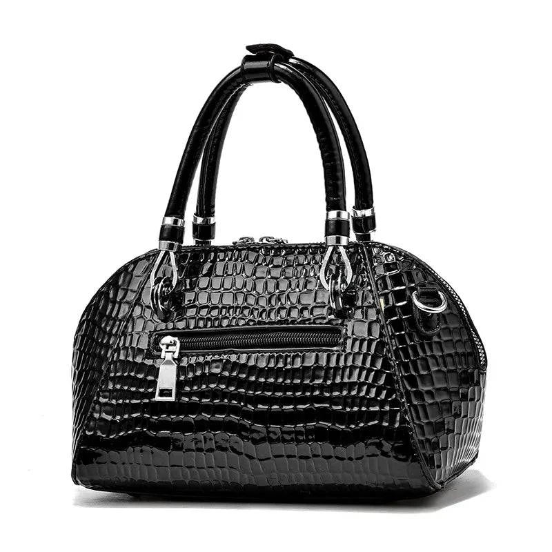 Alt text: Bolsa de mão Monarca em couro texturizado marrom.