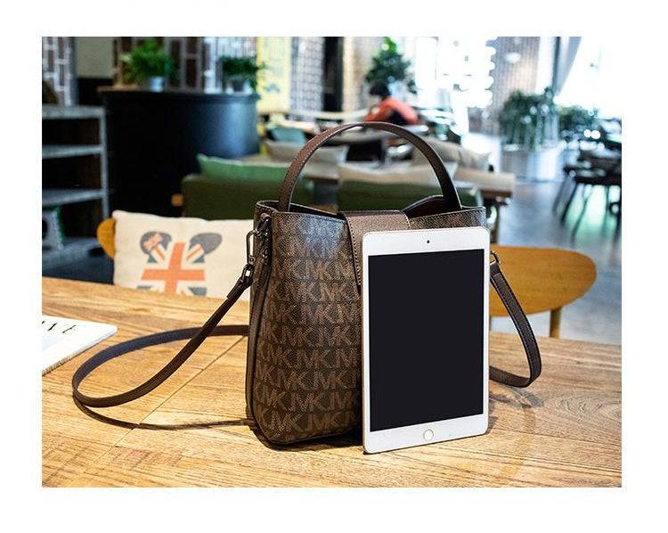 Alt text: Bolsa transversal feminina em couro preto da coleção Finesse Vogue.