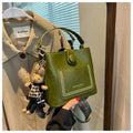 Alt text: Bolsa Tote Feminina Transversal Pequena Cristalle em couro preto.
