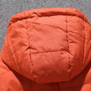 Jaqueta parka acolchoada laranja com costura em painéis quadrados e retangulares.