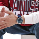 Relógio com mostrador azul e pulseira de silicone em pulso masculino