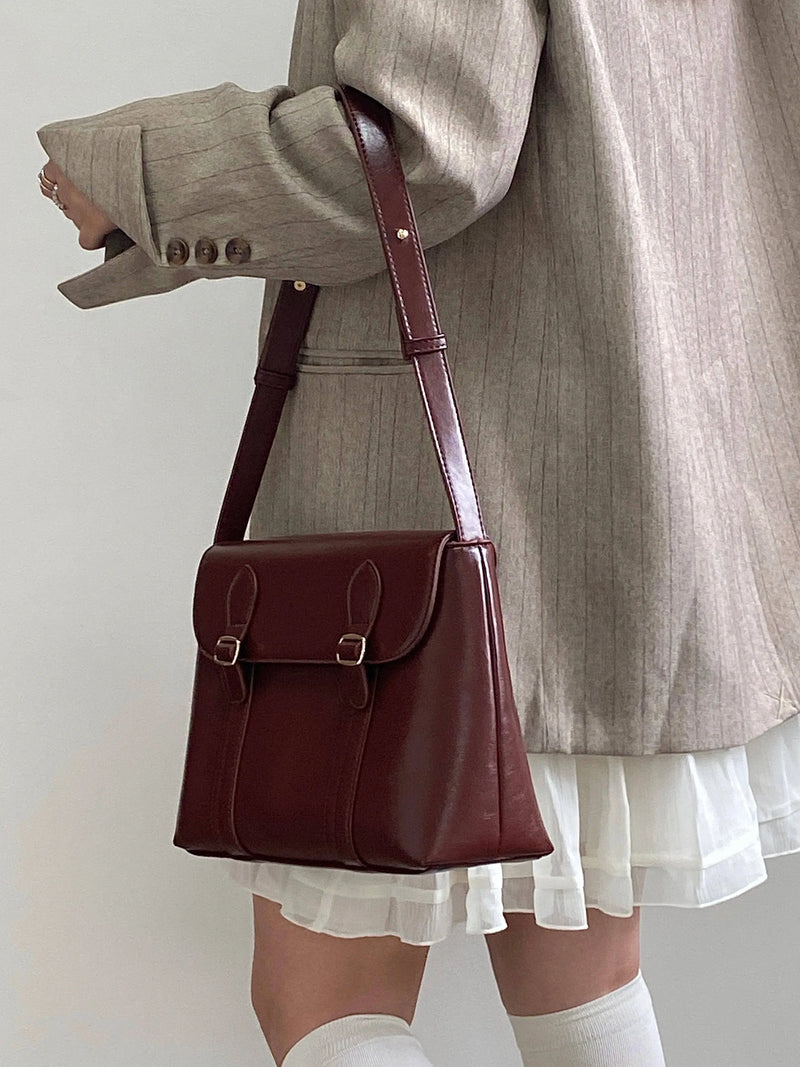 "Bolsa Satchel feminina em couro marrom elegante e versátil."