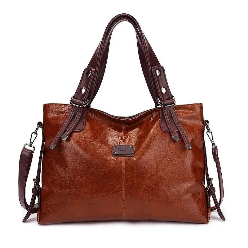 "Bolsa feminina de ombro clássica em couro envernizado preto."